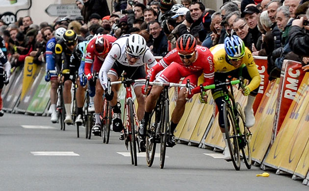 Nacer Bouhanni leans on Michael Matthews